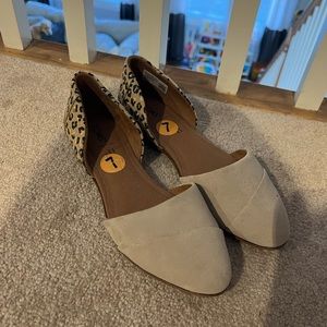 Never worn Woman’s size 7 Toms flat
